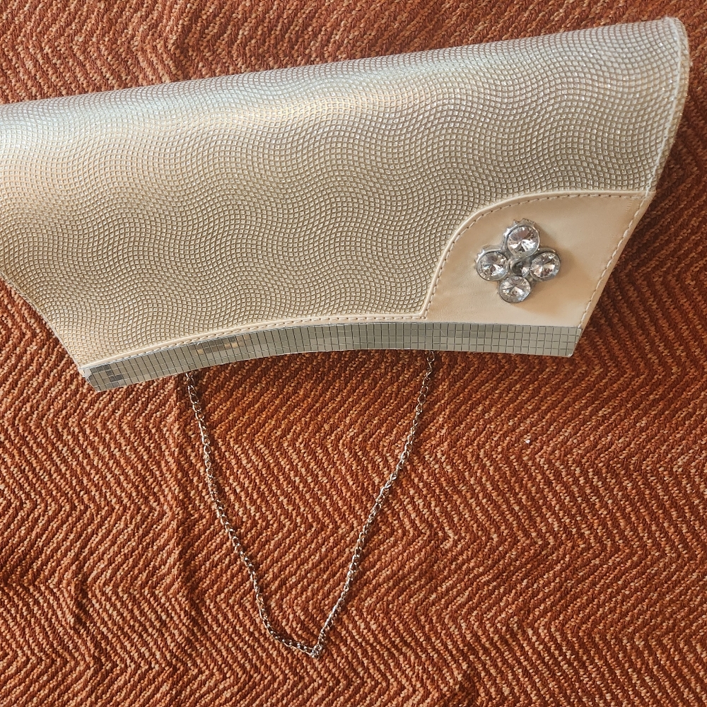 Vintage Look Silver Purse with Crystal Embellishment. Small Chain. No Flaws